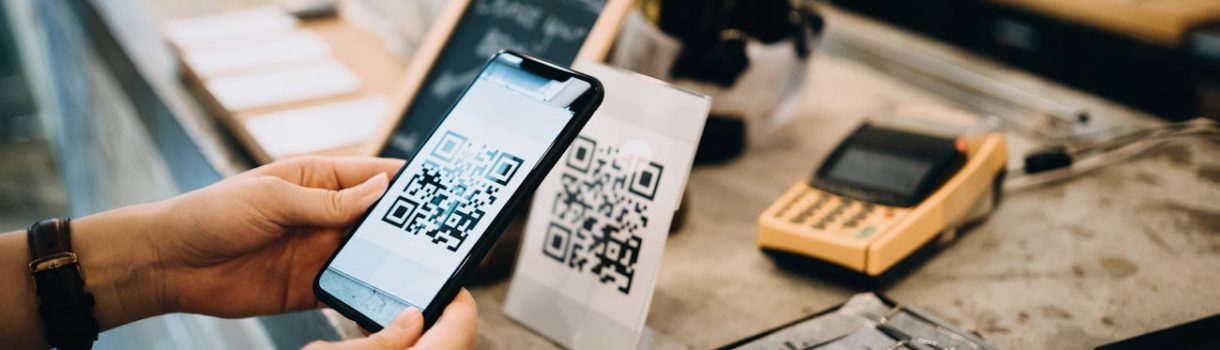 istock-scanning-qr-code-restaurant